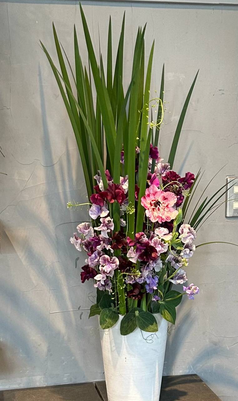 2月　オクラレウカとスイトピーのアレンジメント